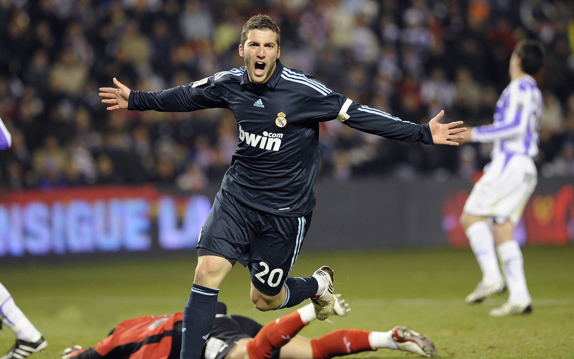 “西甲豪門戰(zhàn)術(shù)調(diào)整，場(chǎng)面變化引發(fā)關(guān)注”，西甲的豪門